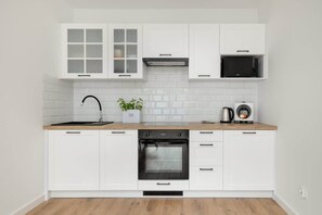 Een koelkast, een microgolfoven, een oven, een kookplaat