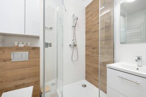 Een douche, een haardroger, handdoeken