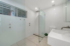 Shower, towels - Recently refurbished lower duplex (Crescent Head)