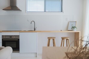 Microwave, oven, dishwasher, cookware/dishes/utensils - Recently refurbished lower duplex (Crescent Head)