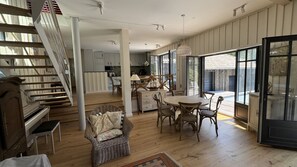 Smart TV, livros, aparelho de som