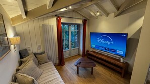 Smart TV, livros, aparelho de som