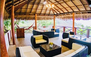 60–tuumainen taulutelevisio, jossa digitaalikanavat