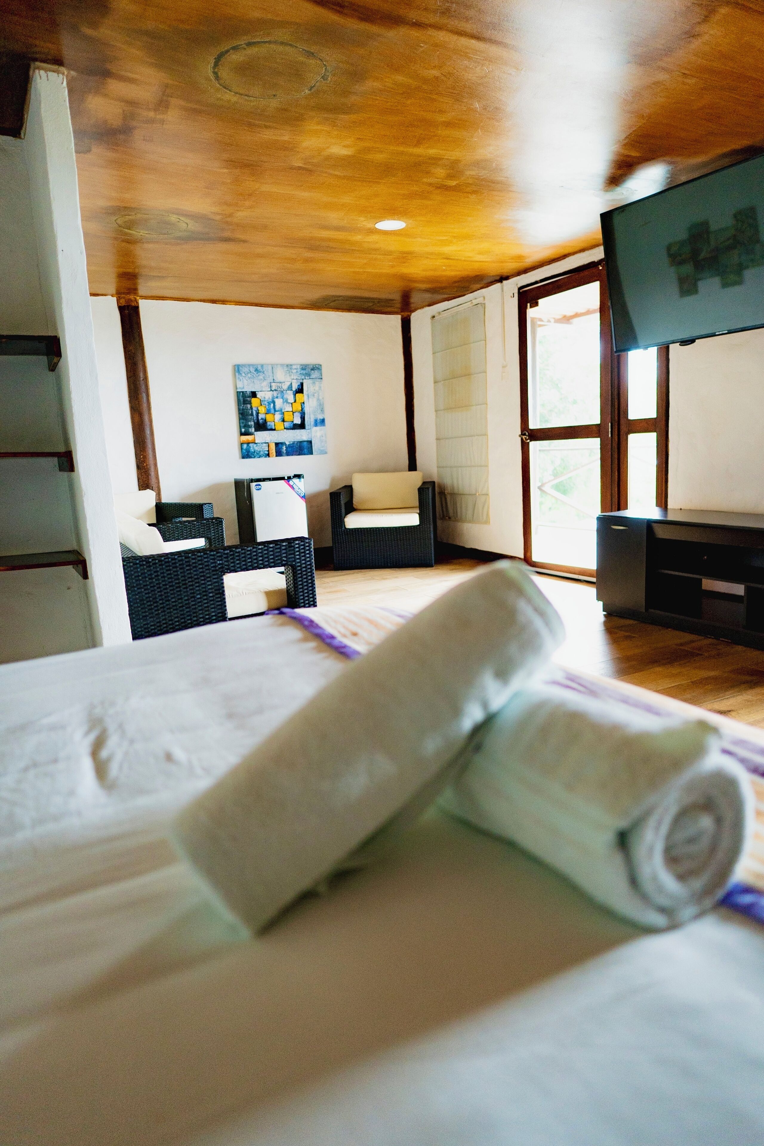 Decoración personalizada, wifi gratis y ropa de cama 
