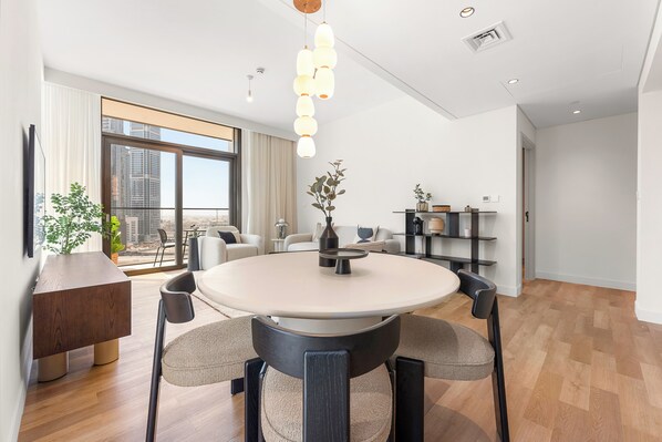 Appartement Deluxe, balcon | Repas dans la chambre