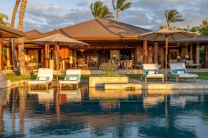 Pool - Laueki 8 – Stunning Ocean View | Onsite Staff & Daily Housekeeping (Kailua Kona)