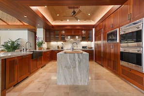 Coffee/tea maker, fridge, microwave, oven - Laueki 8 – Stunning Ocean View | Onsite Staff & Daily Housekeeping (Kailua Kona)
