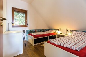4 bedrooms, iron/ironing board, bed sheets