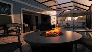 Outdoor dining - 15 Mins to Night of Lights, Steps to Beach,  Pool, Games & Fire Pit (St. Augustine)