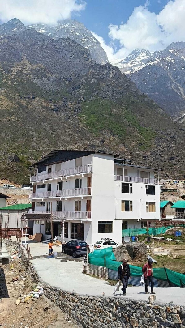 Front of property - Hotel Pinnacle Peaks (Joshimath)