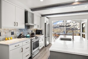 Frigorifero, microonde, forno, piano cottura