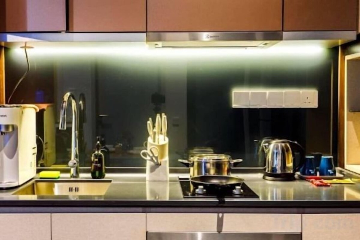 Full-sized fridge, microwave, oven, stovetop