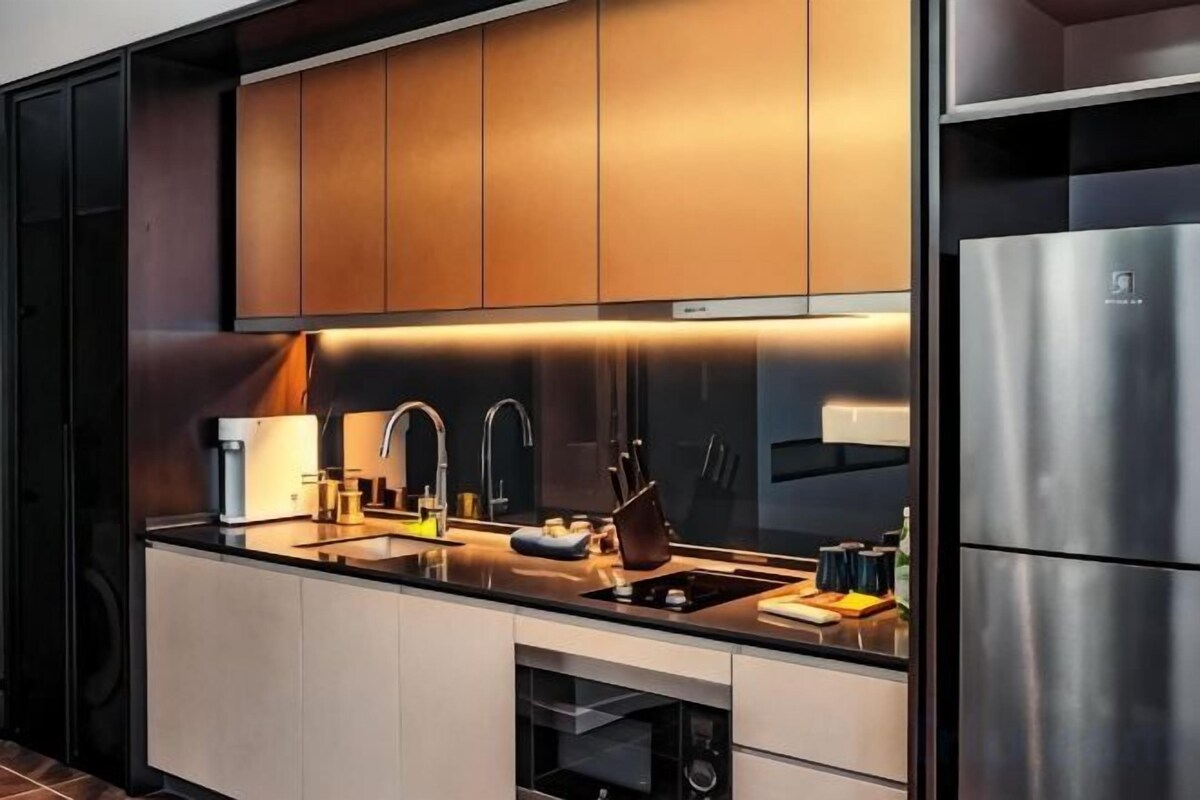 Private kitchen | Full-sized fridge, microwave, oven, stovetop