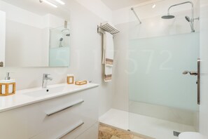 シャワー、ヘアドライヤー、タオル、トイレットペーパー