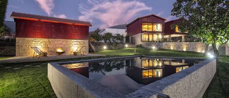 Utendørsbasseng, bassengparasoller og solsenger