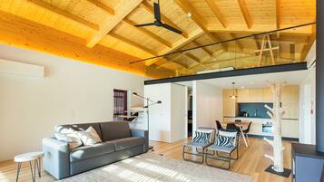 Penthouse Apartment | Area keluarga | Televisi layar datar 90-cm dengan saluran TV satelit