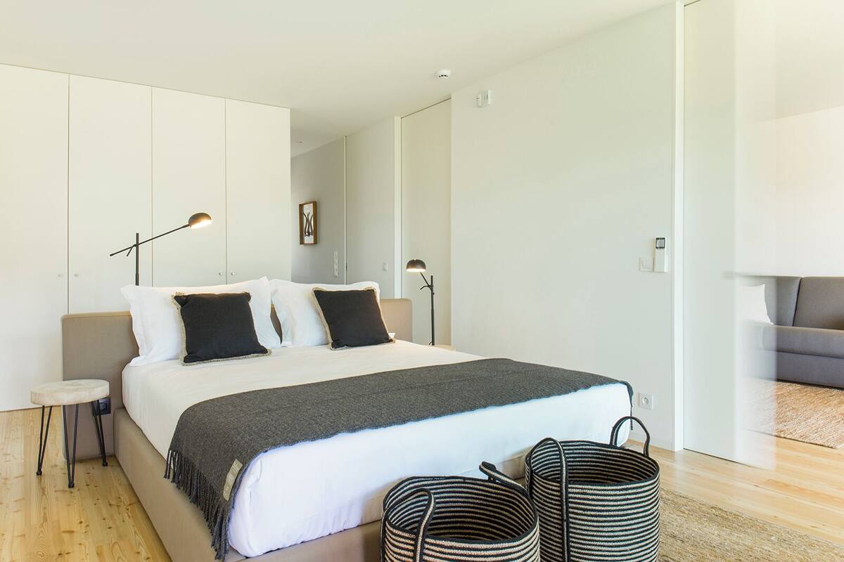 Deluxe Apartment Ground Floor | 1 sovrum, ljudisolering, strykjärn/strykbräda och extrasängar