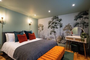 Suite | 1 bedroom, memory-foam beds, desk, laptop workspace - Commandery Vaults (Worcester)