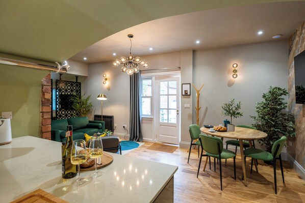 Suite | 1 soverom, memory foam-senger, skrivebord og skrivebord for bærbar PC