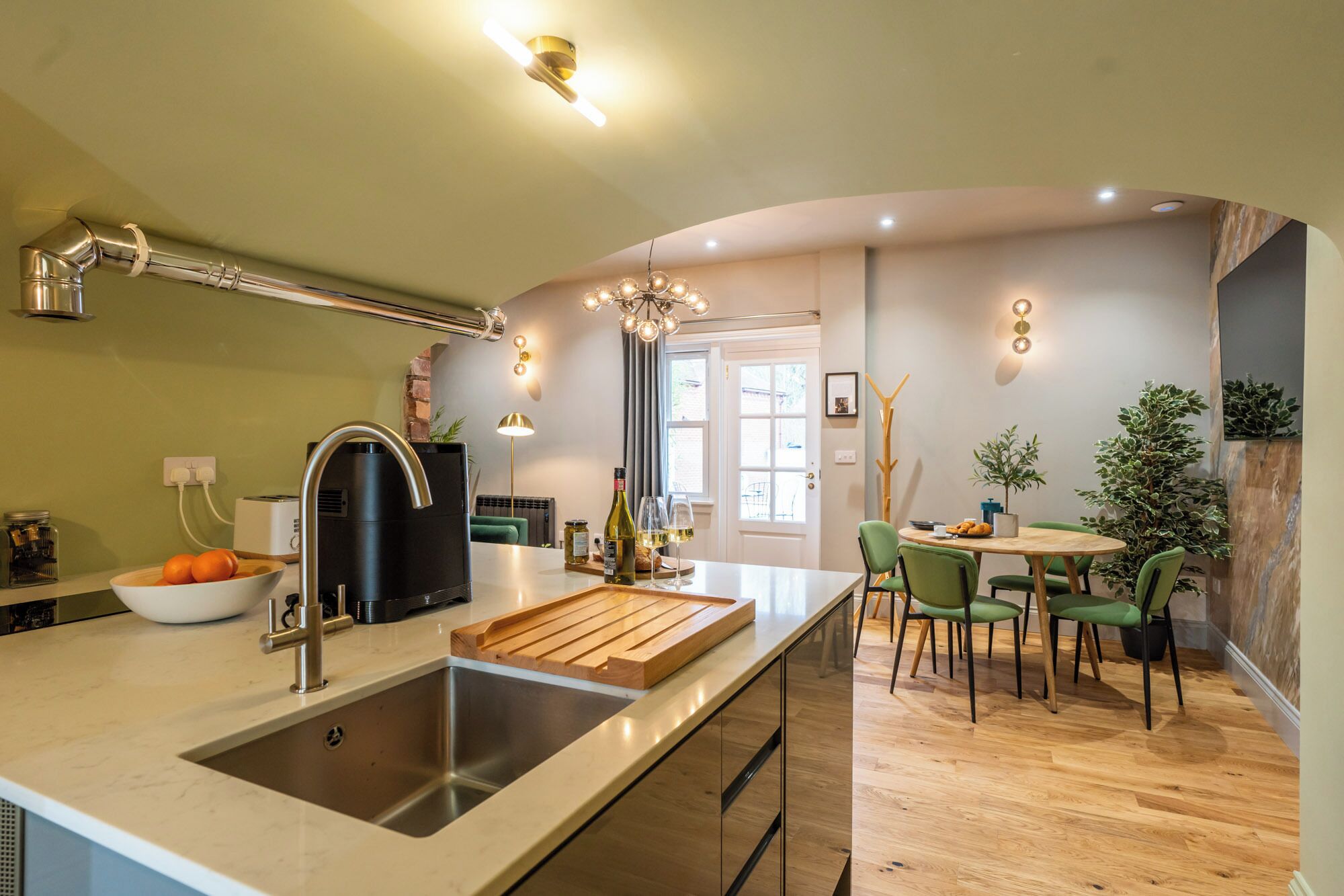 Appartement Luxe | Cuisine privée | Grand réfrigérateur, micro-ondes, four, bouilloire électrique