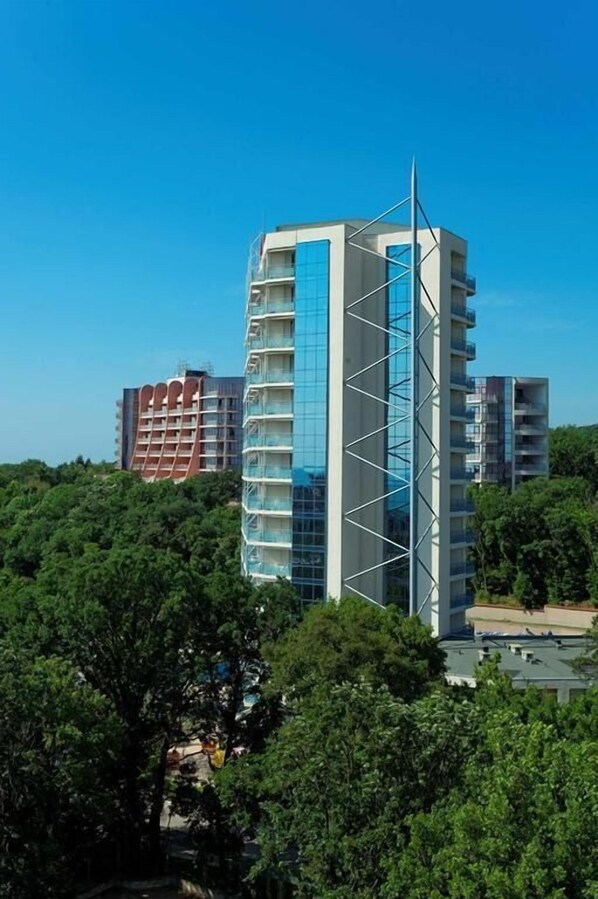 Vista frontal de la propiedad