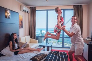 豪華開放式客房, 陽台, 海景 | 書桌、無線上網、床單