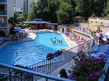 Indoor pool, seasonal outdoor pool. Regina Hotel