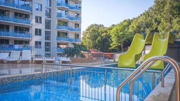 Innenpool, Außenpool (je nach Saison geöffnet)