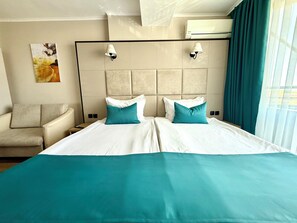 Dobbeltrom – deluxe, hageutsikt | Skrivebord, wi-fi (inkludert) og sengetøy