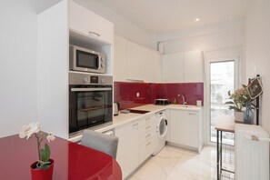 Frigobar, microondas, horno, placa de cocina