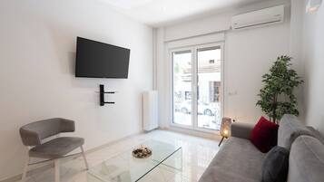 Kaupunkihuoneisto, 1 makuuhuone, keittiö | Olohuone | 42–tuumainen televisio, jossa kaapelikanavat