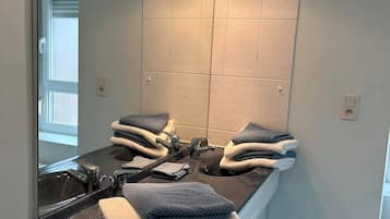 Douche, sĂšche-cheveux, serviettes fournies, savon