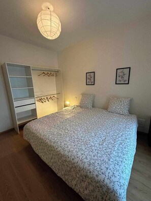 4 makuuhuonetta, työpöytä, silitysrauta/-lauta, vauvan matkasänky