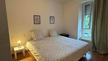 4 chambres, bureau, fer et planche Ă repasser, lit parapluie