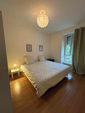 4 bedrooms, desk, iron/ironing board, travel cot