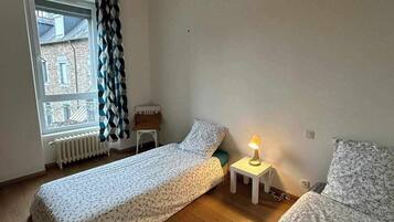 4 chambres, bureau, fer et planche Ă repasser, lit parapluie