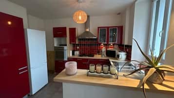 Réfrigérateur, micro-ondes, four, plaque de cuisson