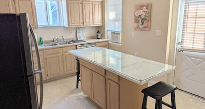 Relaxing Rustic Oasis II - 6 min walk to Downtown! Cyclist Welcomed!