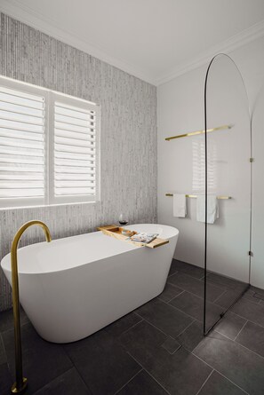 Een douche, een haardroger, handdoeken, zeep