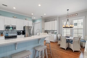 Kjøleskap, mikrobølgeovn, ovn og kokeplater