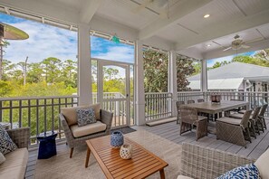 屋外ダイニングエリア