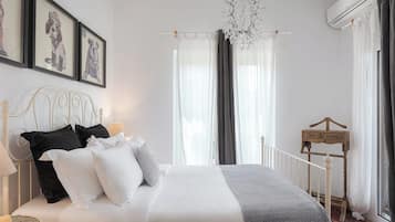 4 bedrooms, in-room safe, desk, iron/ironing board