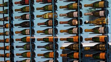 Una botellera con varias botellas de vino.