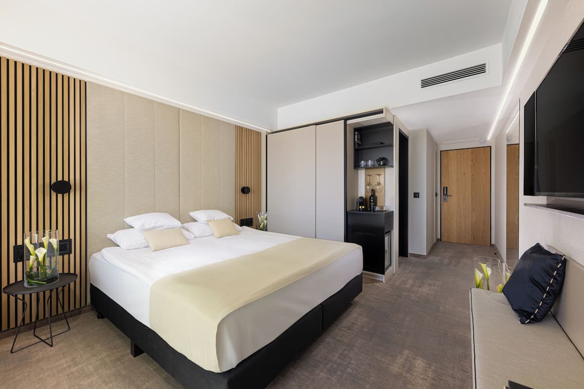2 bedrooms, desk, laptop workspace, soundproofing