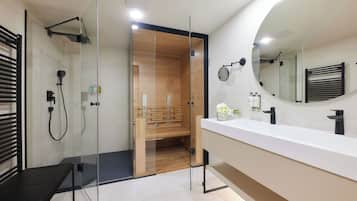 Junior Suite | Bathroom | Shower, hair dryer, bathrobes, slippers