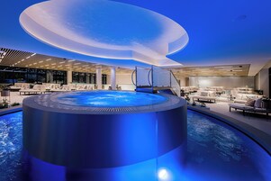 Una piscina techada, una piscina al aire libre