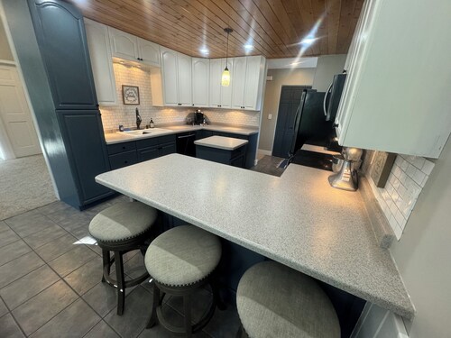 The Cabin: Fireplace RiverFront Pet Friendly Trails Dock