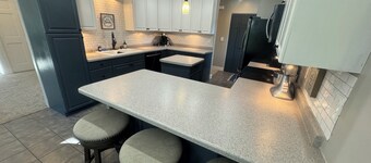 The Cabin: Fireplace RiverFront Pet Friendly Trails Dock