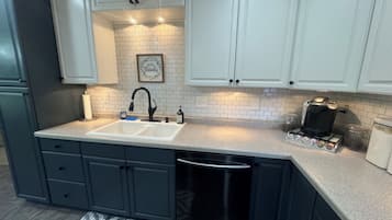 Fridge, oven, stovetop, dishwasher