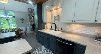 The Cabin: Fireplace RiverFront Pet Friendly Trails Dock